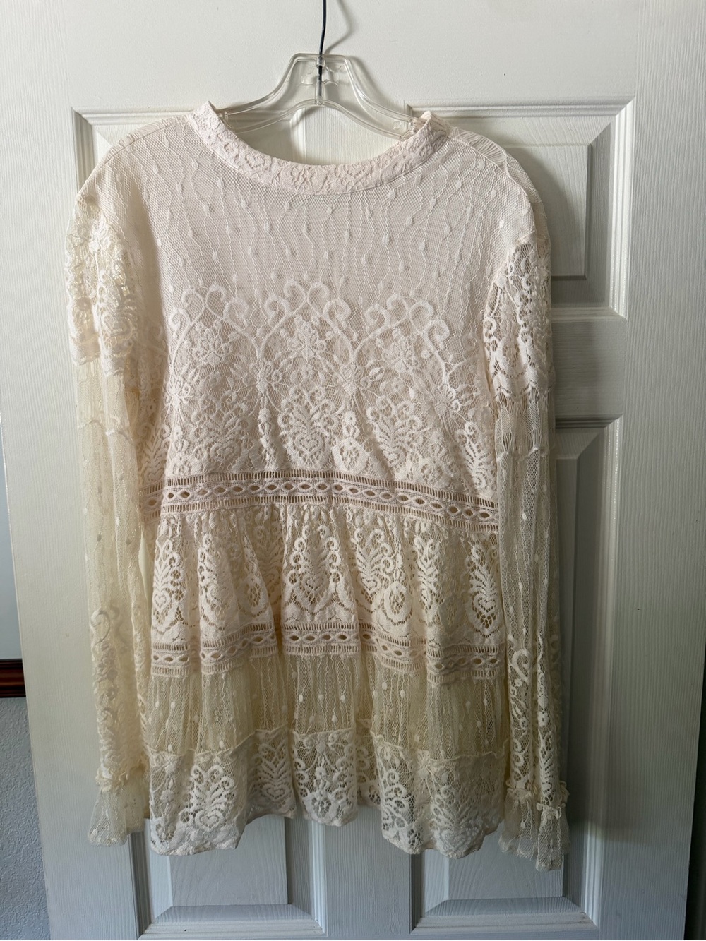 This is a Hinge Nordstrom ruffled ivory white lace top. Excellent! Size M